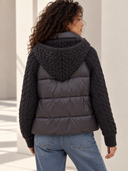 Μαύρο puffer jacket με πλεκτά μανίκια