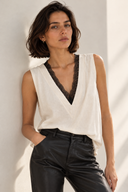 FIGARO Nature lace V-neck top