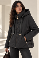 Μαύρο quilted jacket με κουκούλα