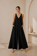 EIGHTY2 Μαύρο wide leg jumpsuit με V λαιμόκοψη