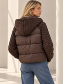 Καφέ puffer jacket με πλεκτά μανίκια