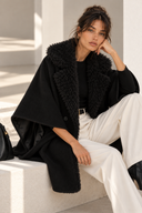 Μαύρη oversized κάπα με γούνινο γιακά