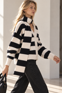 Μαύρη ριγέ cardigan με κασκόλ