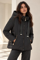 Μαύρο quilted jacket με κουκούλα
