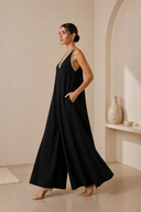 EIGHTY2 Μαύρο wide leg jumpsuit με V λαιμόκοψη