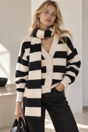 Μαύρη ριγέ cardigan με κασκόλ