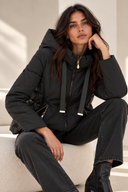 Μαύρο quilted jacket με κουκούλα
