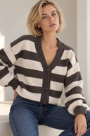 Καφέ ριγέ cardigan με κασκόλ