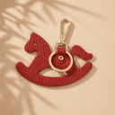 Κόκκινο leather horse keychain με χρυσό κρίκο