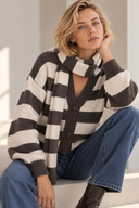 Καφέ ριγέ cardigan με κασκόλ