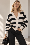 Μαύρη ριγέ cardigan με κασκόλ