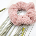 Ροζ boucle scrunchie μαλλιών
