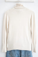 Μπεζ turtleneck πλεκτό με κουμπιά