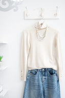 Μπεζ turtleneck πλεκτό με κουμπιά