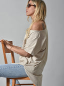 Μπεζ oversized V-neck t-shirt