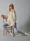 Μπεζ oversized V-neck t-shirt