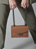Ταμπά leather crossbody bag με αλυσίδα