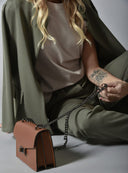 Ταμπά leather crossbody bag με αλυσίδα