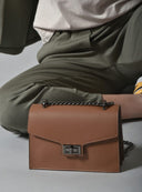 Ταμπά leather crossbody bag με αλυσίδα