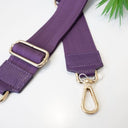 Μωβ crossbody strap με δερμάτινη λεπτομέρεια