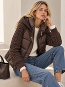 Καφέ puffer jacket με πλεκτά μανίκια