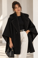 Μαύρη oversized κάπα με γούνινο γιακά