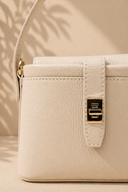 Κρεμ leather crossbody bag με διπλό λουράκι