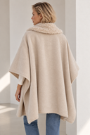 Μπεζ oversized κάπα με γούνινο γιακά