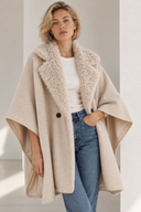 Μπεζ oversized κάπα με γούνινο γιακά